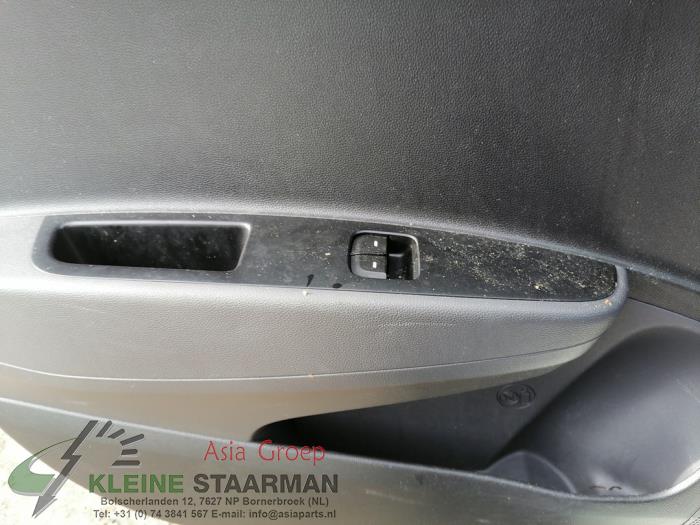 Brytare, eldrivna fönster från en Hyundai i10 (B5) 1.0 12V 2018