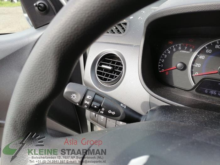 Indikatorbrytare från en Hyundai i10 (B5) 1.0 12V 2018