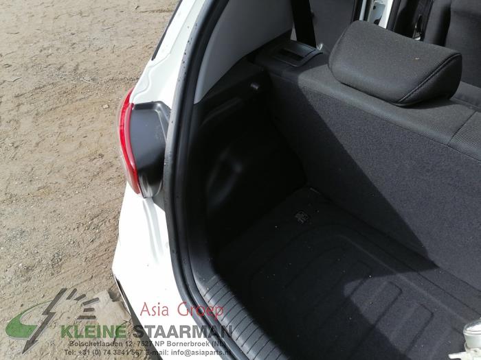 Baklucka, isolering, vänster från en Hyundai i10 (B5) 1.0 12V 2018