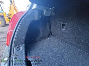 Używane Tapicerka pokrywy bagaznika lewa Suzuki Swift (ZA/ZC/ZD1/2/3/9) 1.5 VVT 16V Cena na żądanie oferowane przez Kleine Staarman B.V. Autodemontage