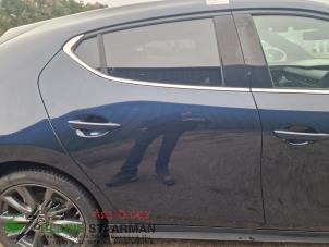 Używane Drzwi prawe tylne wersja 4-drzwiowa Mazda 3 Sport (BP) 2.0 SkyActiv-G 122 Mild Hybrid 16V Cena € 400,00 Procedura marży oferowane przez Kleine Staarman B.V. Autodemontage