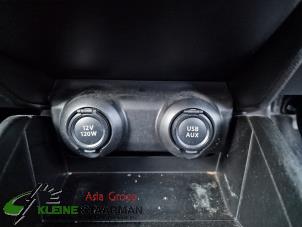 Używane Zlacze AUX/USB Suzuki Swift (ZC/ZD) 1.0 Booster Jet Turbo 12V SHVS Cena na żądanie oferowane przez Kleine Staarman B.V. Autodemontage