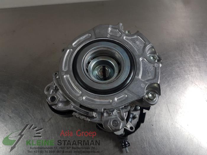 Dynamo från en Mazda CX-30 (DM) 2.0 e-SkyActiv X 186 M Hybrid 16V 2023
