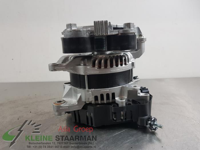 Dynamo från en Mazda CX-30 (DM) 2.0 e-SkyActiv X 186 M Hybrid 16V 2023