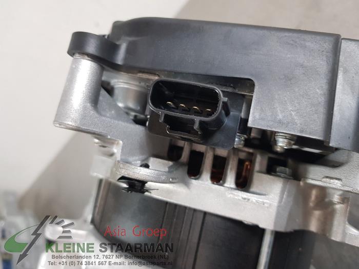 Dynamo från en Mazda CX-30 (DM) 2.0 e-SkyActiv X 186 M Hybrid 16V 2023