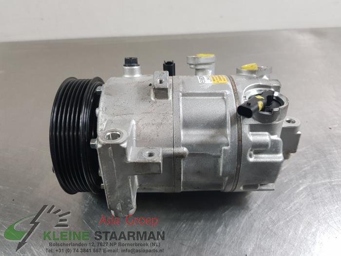 Luftkonditioneringspump från en Mazda CX-30 (DM) 2.0 e-SkyActiv X 186 M Hybrid 16V 2023