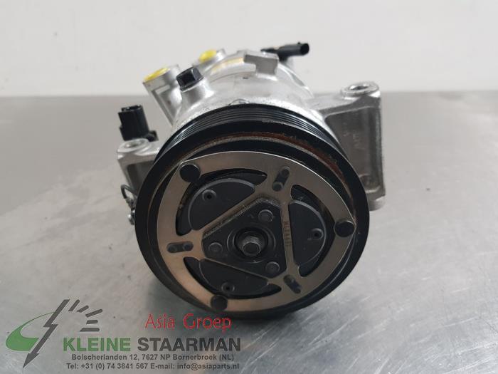 Luftkonditioneringspump från en Mazda CX-30 (DM) 2.0 e-SkyActiv X 186 M Hybrid 16V 2023