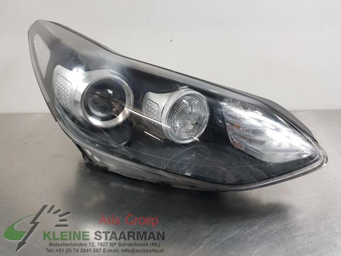 Reflektor prawy z Kia Sportage (QL) 1.6 GDI 16V 4x2 2017