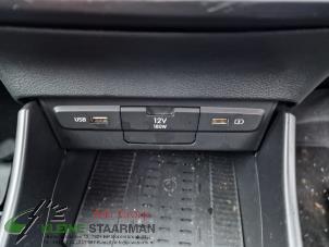 Używane Zlacze AUX/USB Hyundai Bayon 1.0 T-GDI 12V Cena na żądanie oferowane przez Kleine Staarman B.V. Autodemontage