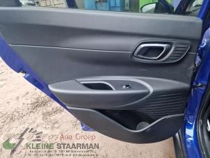 Używane Tapicerka drzwi lewych tylnych wersja 4-drzwiowa Hyundai Bayon 1.0 T-GDI 12V Cena na żądanie oferowane przez Kleine Staarman B.V. Autodemontage