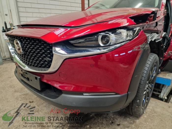 Främre stötfångare från en Mazda CX-30 (DM) 2.0 e-SkyActiv X 186 M Hybrid 16V 2023