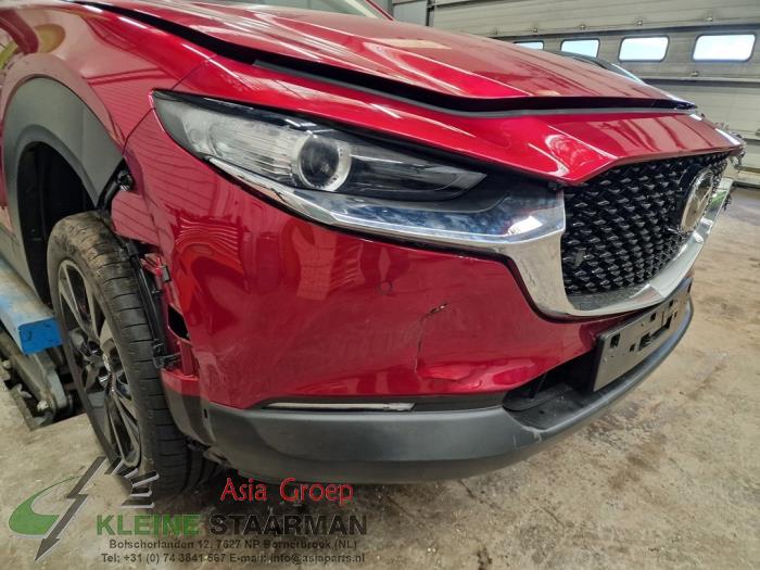 Främre stötfångare från en Mazda CX-30 (DM) 2.0 e-SkyActiv X 186 M Hybrid 16V 2023