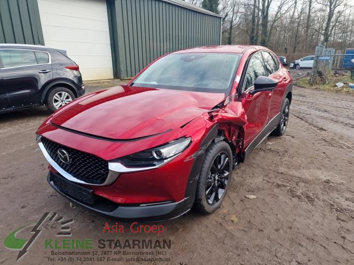 Karosshörn, vänster fram från en Mazda CX-30 (DM) 2.0 e-SkyActiv X 186 M Hybrid 16V 2023