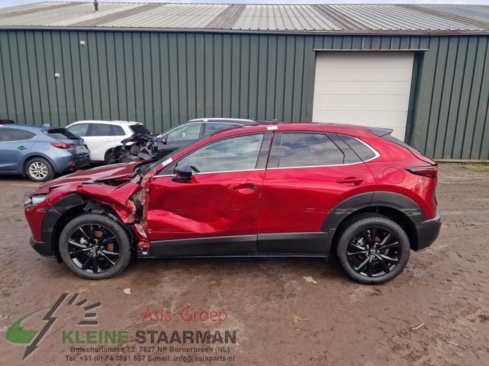 Stijl midden-links van een Mazda CX-30 (DM) 2.0 e-SkyActiv X 186 M Hybrid 16V 2023