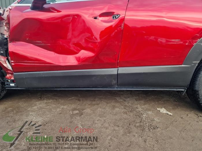 Sidokjol, vänster från en Mazda CX-30 (DM) 2.0 e-SkyActiv X 186 M Hybrid 16V 2023