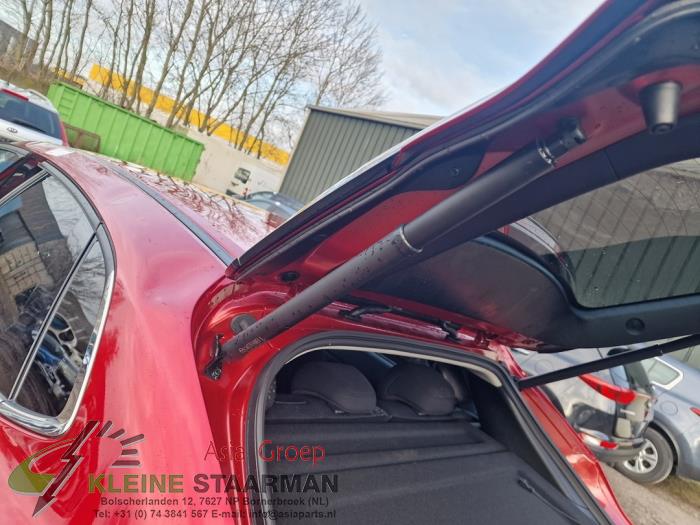 Set med gasfjädrar, baklucka från en Mazda CX-30 (DM) 2.0 e-SkyActiv X 186 M Hybrid 16V 2023