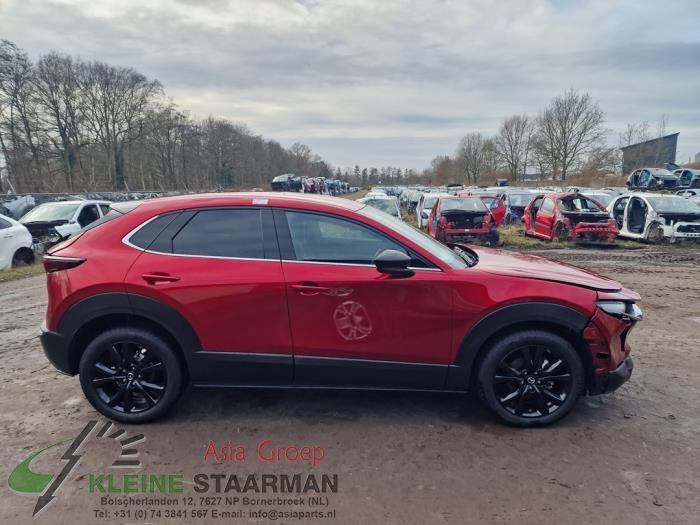 Stijl midden-rechts van een Mazda CX-30 (DM) 2.0 e-SkyActiv X 186 M Hybrid 16V 2023