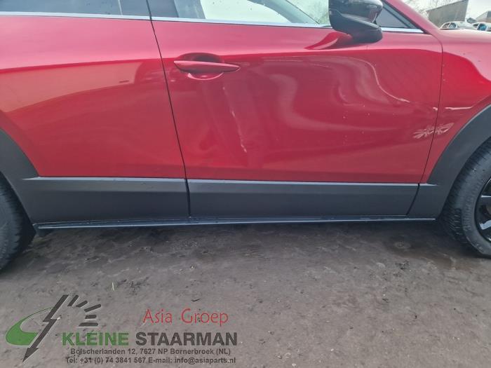 Sidokjol, höger från en Mazda CX-30 (DM) 2.0 e-SkyActiv X 186 M Hybrid 16V 2023