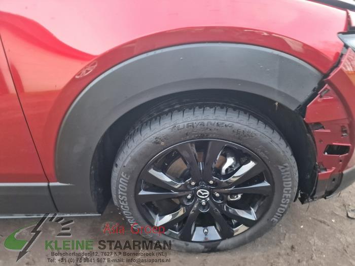 Framskärm, höger från en Mazda CX-30 (DM) 2.0 e-SkyActiv X 186 M Hybrid 16V 2023