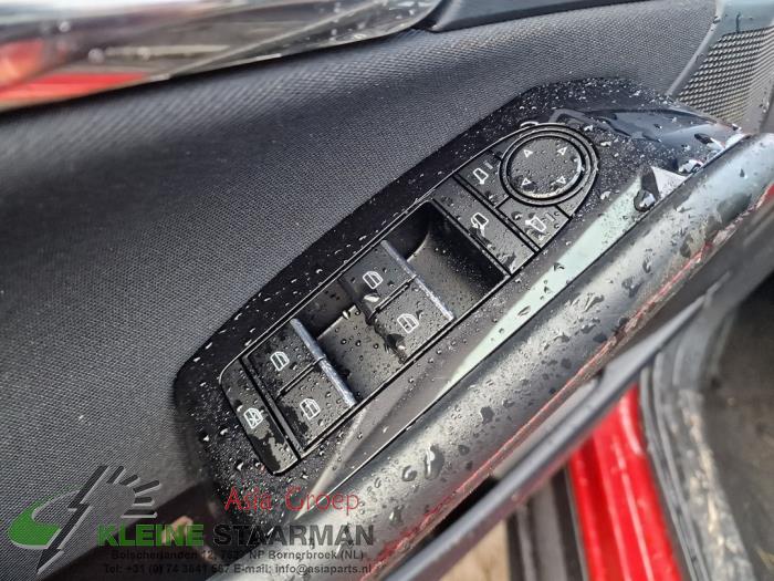 Brytare, eldrivna fönster från en Mazda CX-30 (DM) 2.0 e-SkyActiv X 186 M Hybrid 16V 2023