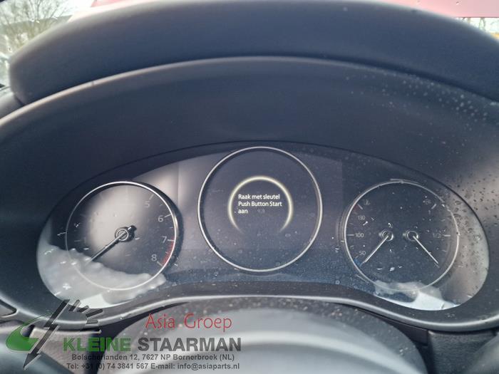 Instrumentpanel från en Mazda CX-30 (DM) 2.0 e-SkyActiv X 186 M Hybrid 16V 2023