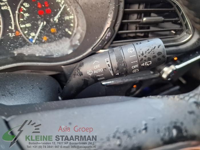 Ruitenwis Schakelaar van een Mazda CX-30 (DM) 2.0 e-SkyActiv X 186 M Hybrid 16V 2023