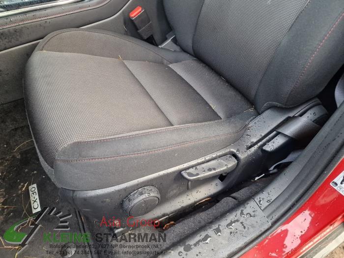 Säte, vänster från en Mazda CX-30 (DM) 2.0 e-SkyActiv X 186 M Hybrid 16V 2023