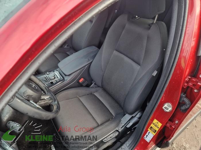 Säte, vänster från en Mazda CX-30 (DM) 2.0 e-SkyActiv X 186 M Hybrid 16V 2023