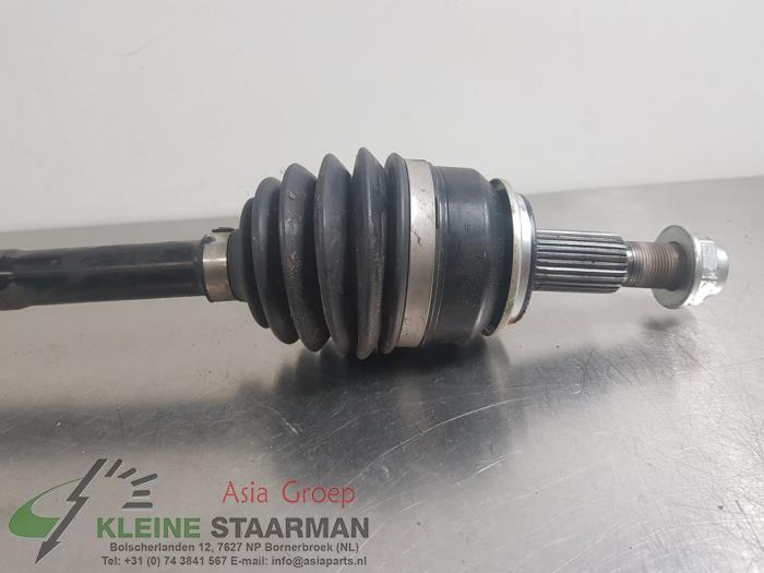 Drivaxel, vänster fram från en Mazda CX-30 (DM) 2.0 e-SkyActiv X 186 M Hybrid 16V 2023