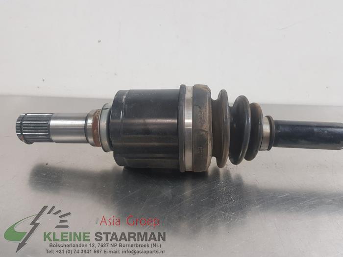Drivaxel, vänster fram från en Mazda CX-30 (DM) 2.0 e-SkyActiv X 186 M Hybrid 16V 2023