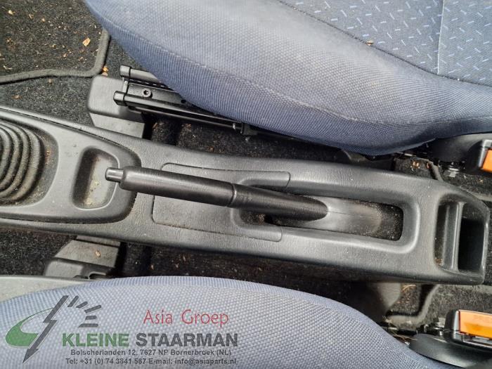 Parkeringsbromsmekanism från en Suzuki Wagon-R+ (RB) 1.3 16V VVT 2006