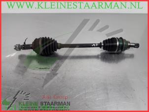 Begagnade Drivaxel, vänster fram Daihatsu Cuore (L251/271/276) 1.0 12V DVVT Pris € 45,00 Marginaltabell erbjuds av Kleine Staarman B.V. Autodemontage