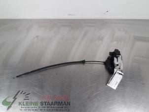 Używane Mechanizm blokady drzwi prawych wersja 2-drzwiowa Kia Pro cee'd (EDB3) 1.6 CRDi 16V Cena na żądanie oferowane przez Kleine Staarman B.V. Autodemontage