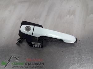 Używane Uchwyt drzwi lewych wersja 2-drzwiowa Kia Pro cee'd (EDB3) 1.6 CRDi 16V Cena na żądanie oferowane przez Kleine Staarman B.V. Autodemontage