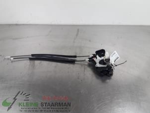 Używane Mechanizm blokady drzwi prawych przednich wersja 4-drzwiowa Mitsubishi Colt (Z2/Z3) 1.3 16V Cena € 54,45 Z VAT oferowane przez Kleine Staarman B.V. Autodemontage