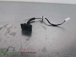 Gebruikte Schakelaar achterklep Mazda CX-5 II (KF) 2.0 SkyActiv-G 160 16V 4WD Prijs € 90,00 Margeregeling aangeboden door Kleine Staarman B.V. Autodemontage