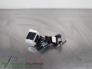 Używane Pas bezpieczenstwa srodkowy tyl Toyota Yaris III (P13) 1.5 16V Hybrid Cena € 60,00 Procedura marży oferowane przez Kleine Staarman B.V. Autodemontage