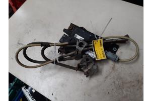 Begagnade Parkeringsbromsmotor Opel Insignia 2.0 CDTI 16V 130 Ecotec Pris € 76,23 Inklusive moms erbjuds av Autosloperij de Turk