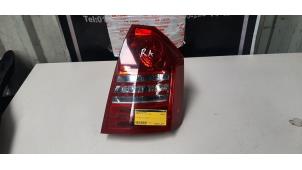 Używane Tylne swiatlo pozycyjne prawe Chrysler 300 C 3.0 CRD V6 24V Cena € 54,45 Z VAT oferowane przez Autosloperij de Turk