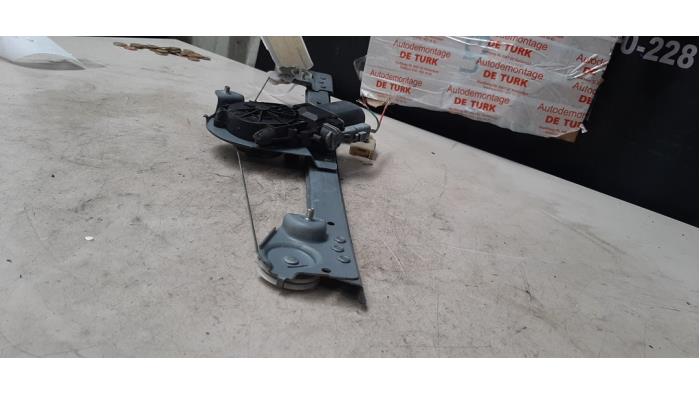 Raammechaniek 2Deurs links-voor van een Peugeot 107 1.0 12V 2010