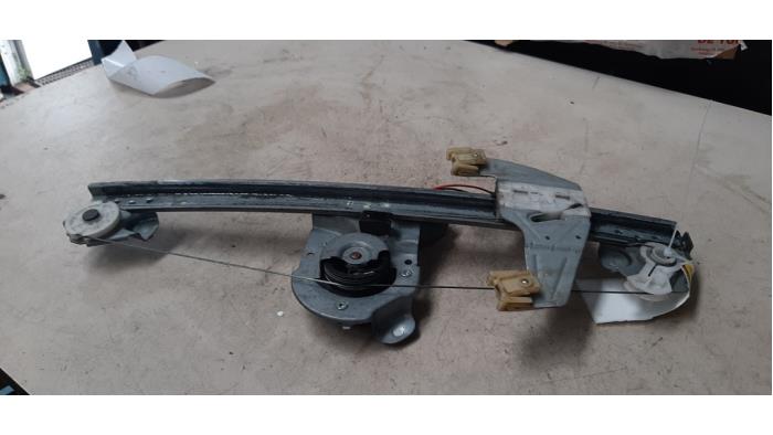 Raammechaniek 2Deurs links-voor van een Peugeot 107 1.0 12V 2010