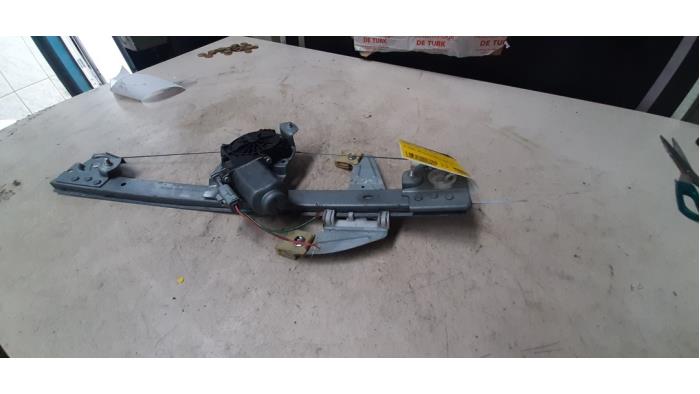 Raammechaniek 2Deurs links-voor van een Peugeot 107 1.0 12V 2010