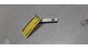 Begagnade Antenn Renault Clio IV (5R) 0.9 Energy TCE 90 12V Pris € 21,78 Inklusive moms erbjuds av Autosloperij de Turk