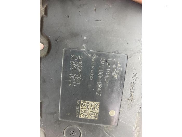 ABS Pomp van een Chrysler 300 C 3.0 CRD V6 24V 2006