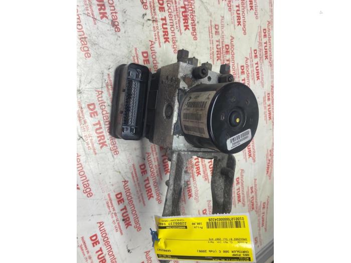 ABS Pomp van een Chrysler 300 C 3.0 CRD V6 24V 2006