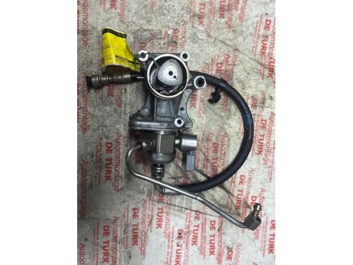 Högtryckspump från en BMW 1 serie (F20) 114i 1.6 16V 2013