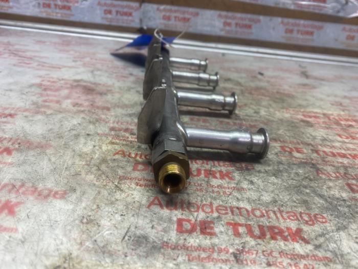 Bränsleinsprutningsmunstycke från en Skoda Fabia II (5J) 1.2 TSI 2012