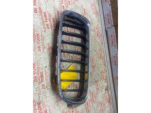 Używane Grill BMW 3 serie (F30) 318i 1.5 TwinPower Turbo 12V Cena € 21,78 Z VAT oferowane przez Autosloperij de Turk