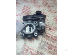 Begagnade Spjällhus Renault Clio IV (5R) 0.9 Energy TCE 90 12V Pris € 43,56 Inklusive moms erbjuds av Autosloperij de Turk