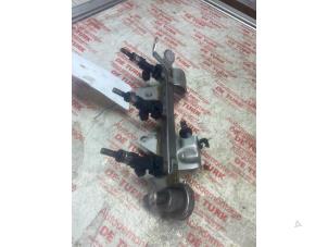 Begagnade Bränsleinsprutningsmunstycke Renault Clio IV (5R) 0.9 Energy TCE 90 12V Pris € 32,67 Inklusive moms erbjuds av Autosloperij de Turk